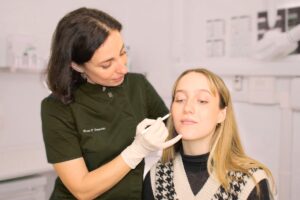 Trattamento estetico viso a Pistoia con botox e filler per ridurre rughe e ridefinire i volumi