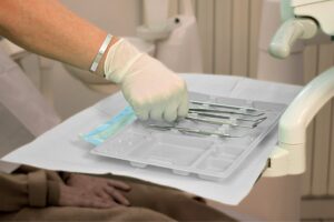 Igiene dentale professionale a Pistoia con strumenti odontoiatrici per la prevenzione orale
