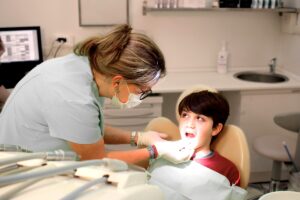Ortodonzia a Pistoia durante visita su paziente bambino per allineamento dentale